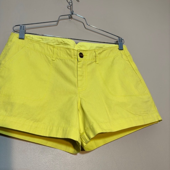Old Navy || Woman’s bright green shorts size 8 - Picture 6 of 8